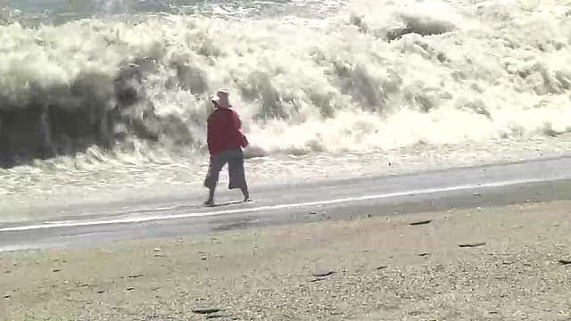 海邊散步也危險？小心長浪突然來襲